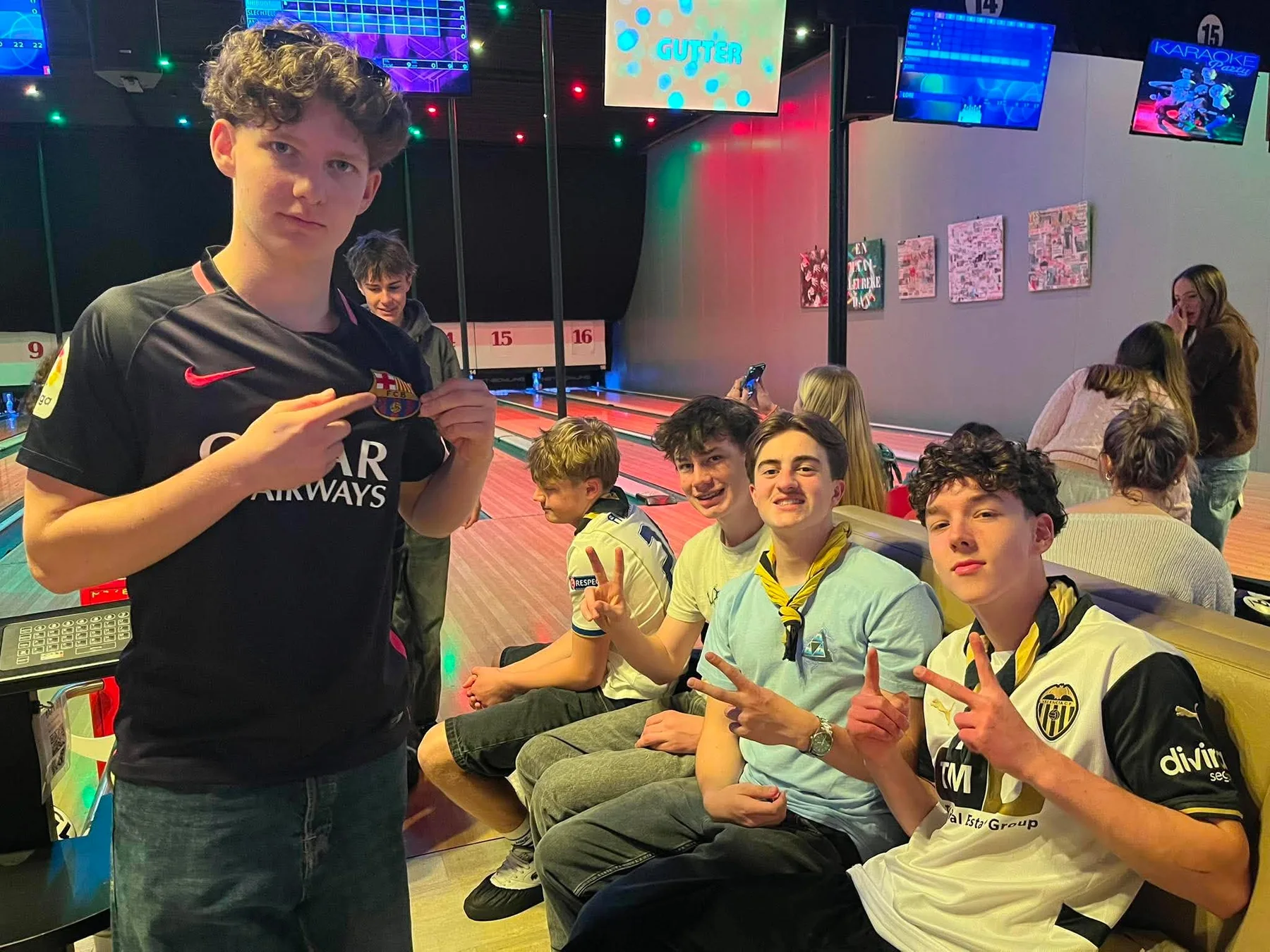 Givers tijdens een gezellige bowlingactiviteit